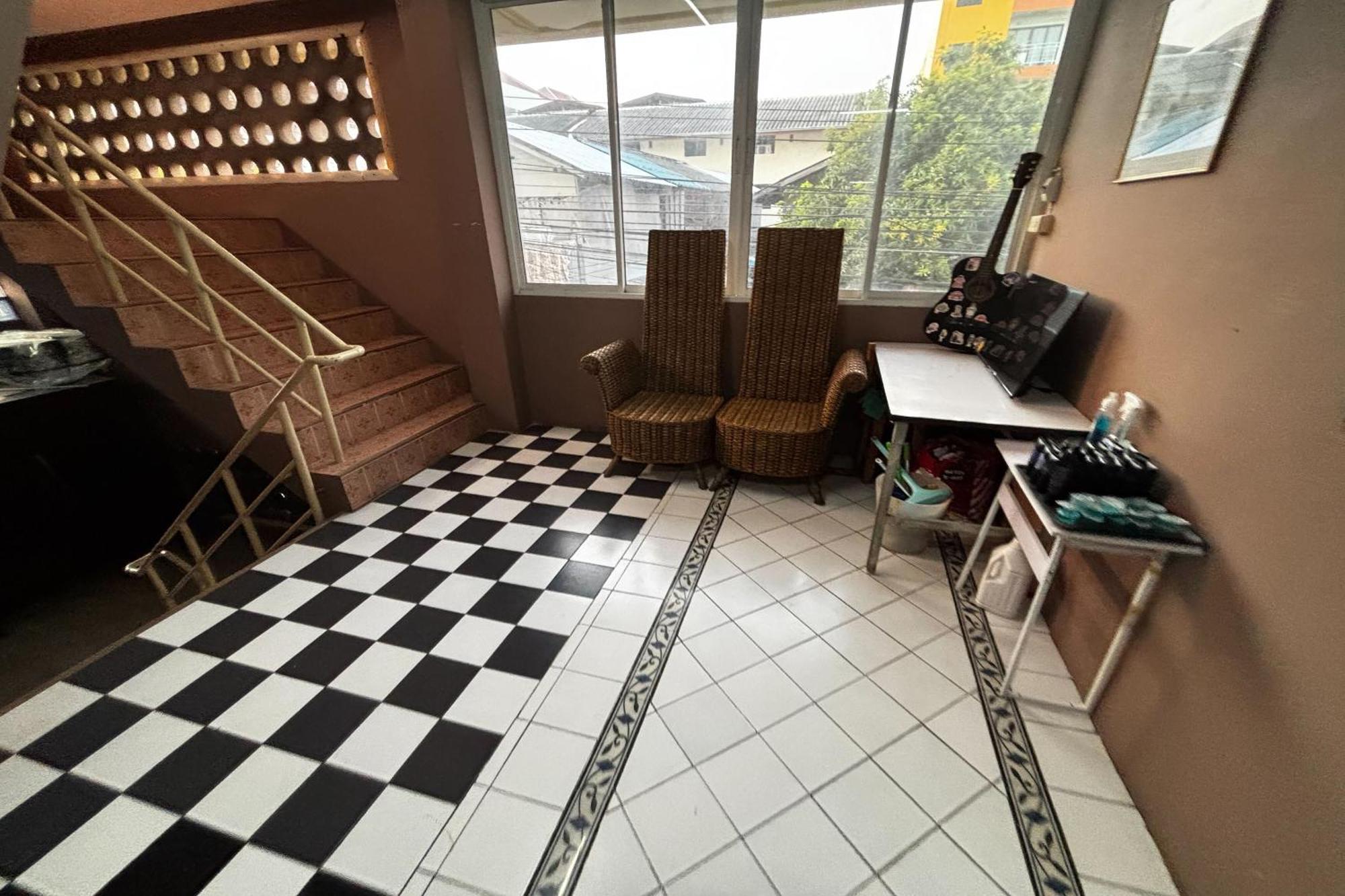 Sukhum Sukhumvit-Onnut Guest House Bangkok Exterior photo